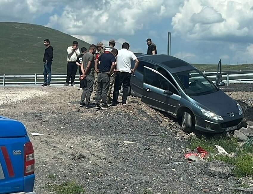 ERZURUM (AA) – Erzurum'da, jandarmadan kaçarken otomobille kaza yapan 2