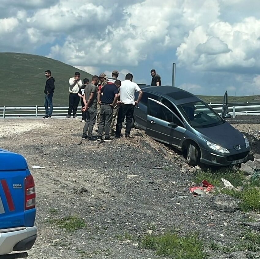 ERZURUM (AA) – Erzurum'da, jandarmadan kaçarken otomobille kaza yapan 2