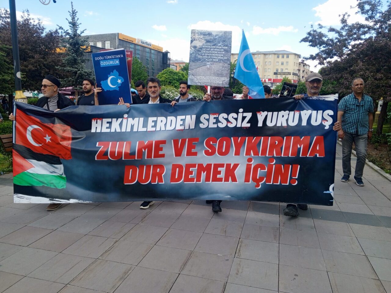 ERZURUM (AA) – Erzurum'da hekimler ve sağlık çalışanları, İsrail'in Gazze'ye
