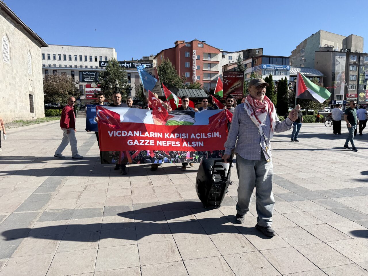 ERZURUM (AA) – Erzurum'da hekimler ve sağlık çalışanları, İsrail'in Gazze'ye