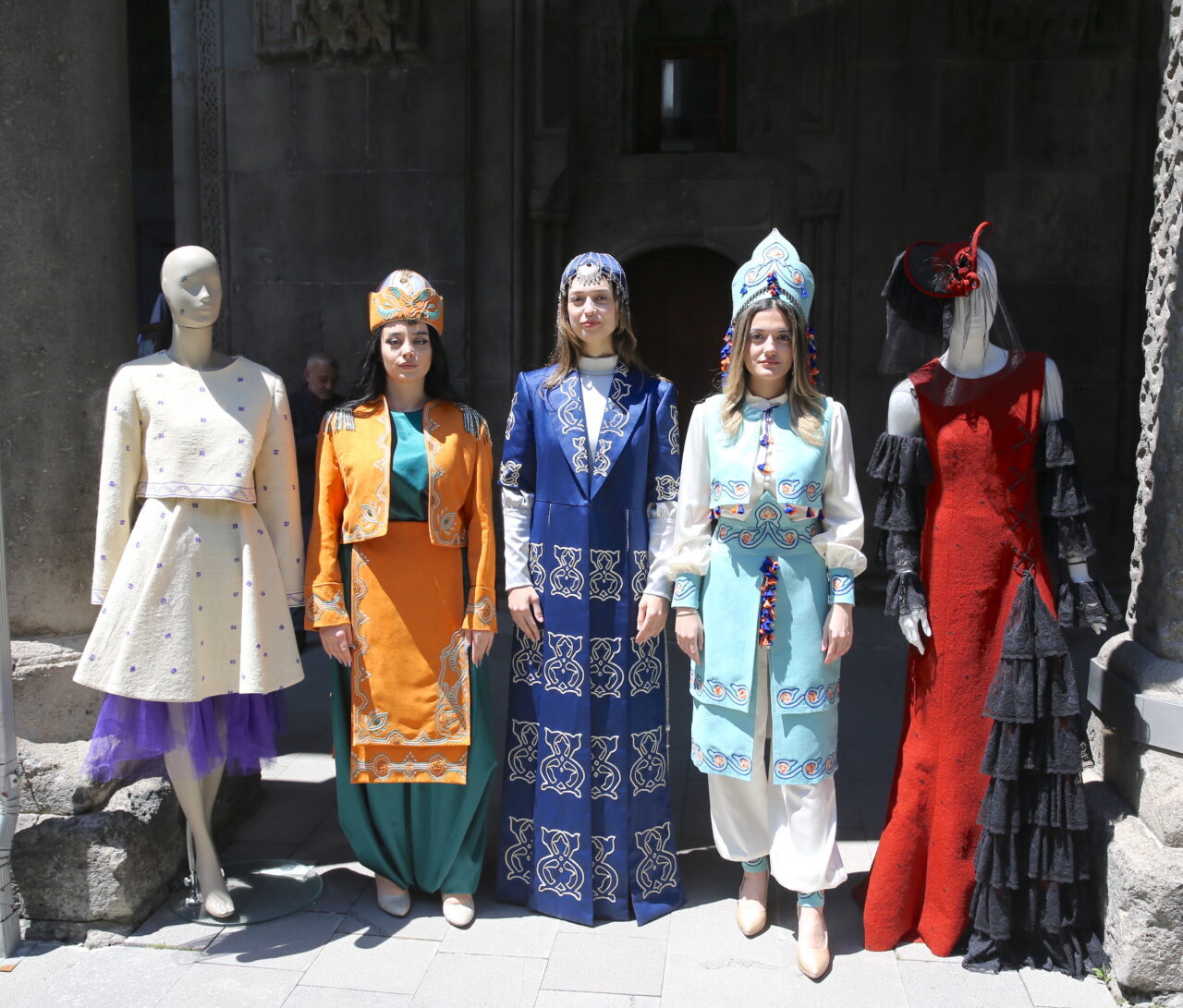 ERZURUM (AA) – Erzurum’da tarihi Çifte Minareli Medrese’de, usta öğreticiler