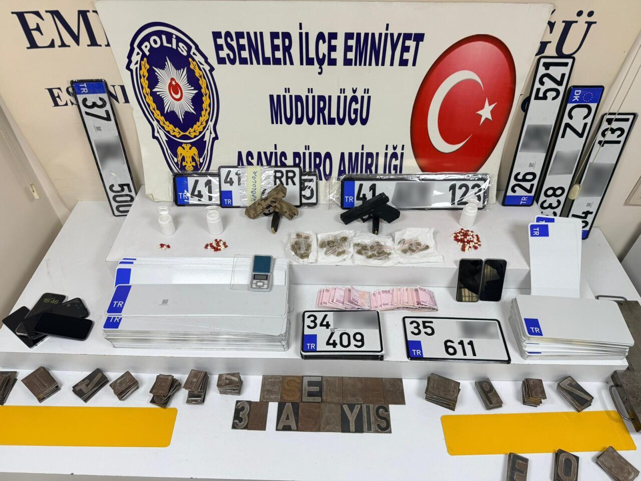İSTANBUL (AA) – Esenler'de düzenlenen uyuşturucu operasyonunda gözaltına alınan 4
