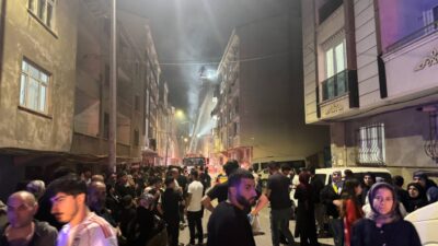 İSTANBUL (AA) – Esenyurt'ta bir binanın çatısında çıkan ve bitişiğindeki