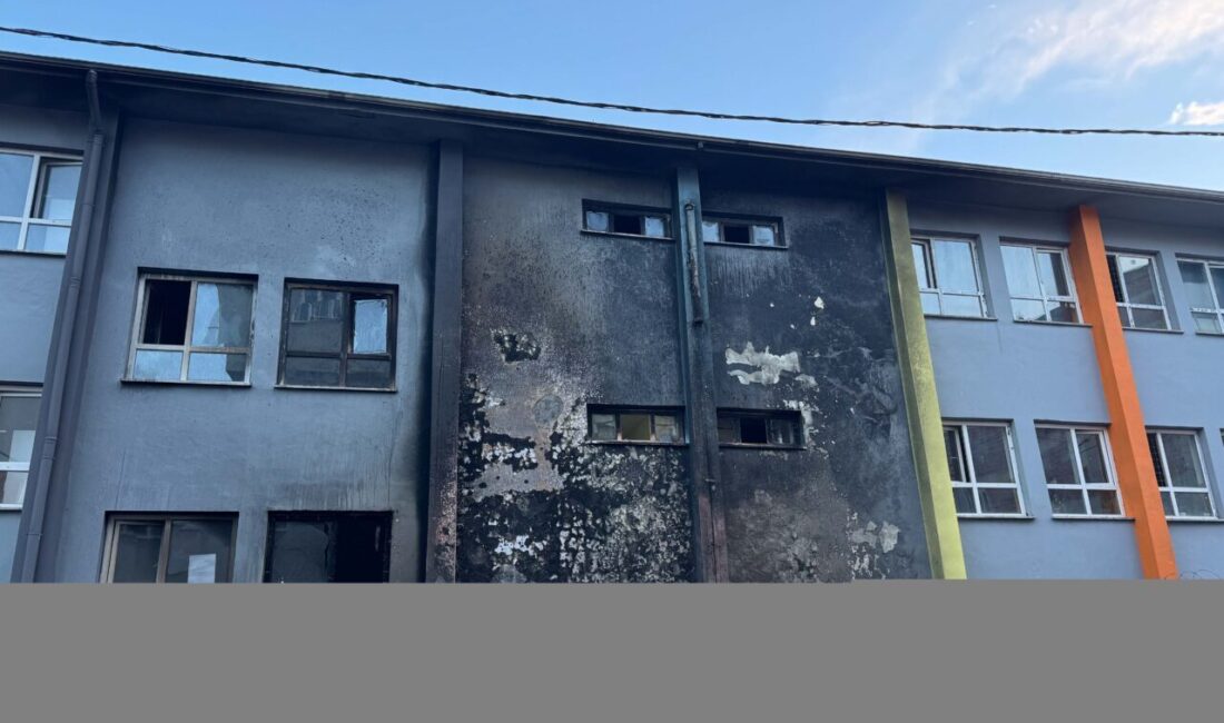 İSTANBUL (AA) – Esenyurt'ta ilkokulda çıkan yangın itfaiye ekiplerinin müdahalesiyle