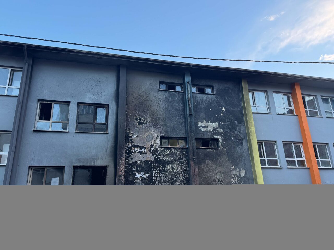 İSTANBUL (AA) – Esenyurt'ta ilkokulda çıkan yangın itfaiye ekiplerinin müdahalesiyle