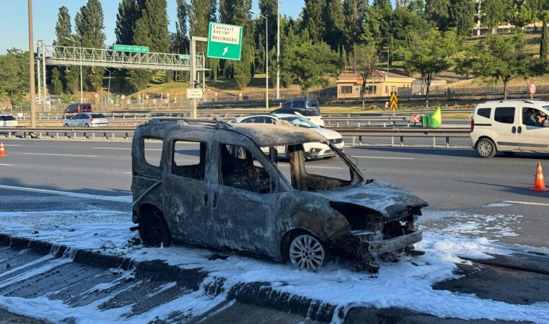 İSTANBUL (AA) – Esenyurt'ta seyir halindeyken alev alan hafif ticari
