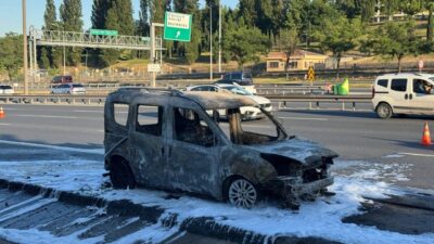 İSTANBUL (AA) – Esenyurt'ta seyir halindeyken alev alan hafif ticari