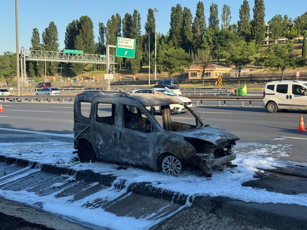 İSTANBUL (AA) – Esenyurt'ta seyir halindeyken alev alan hafif ticari