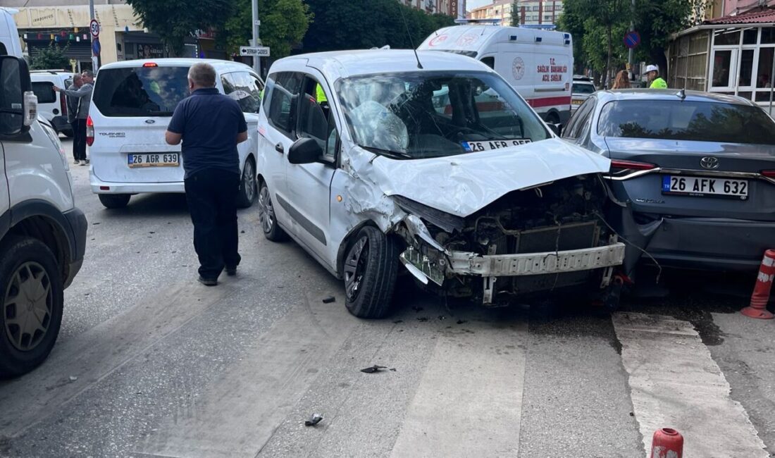 ESKİŞEHİR (AA) – Eskişehir’in Tepebaşı ilçesinde işçi servisi ile hafif