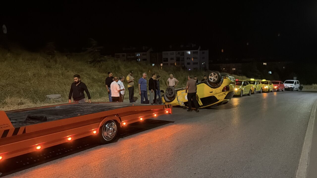 ESKİŞEHİR (AA) – Eskişehir'in Odunpazarı ilçesinde takla atan taksideki 2