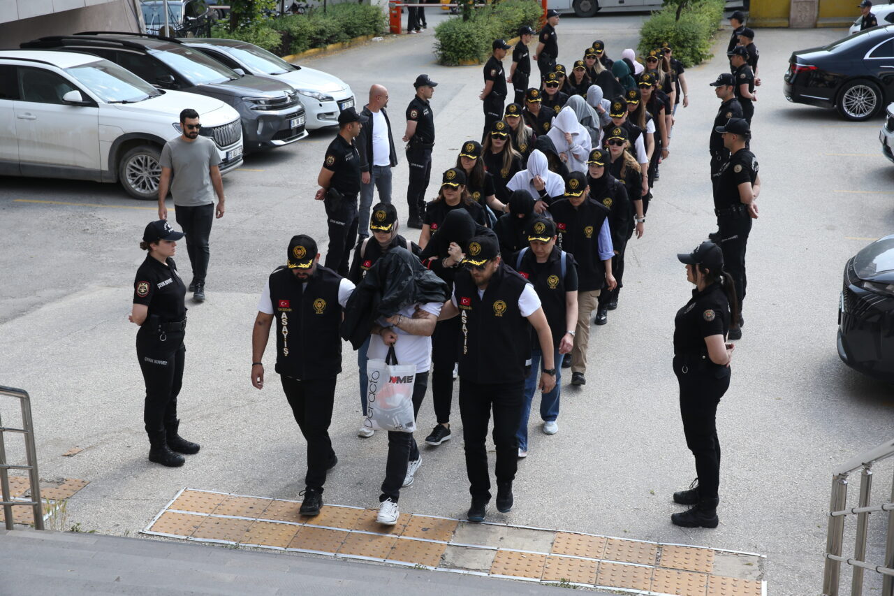 ESKİŞEHİR (AA) – Eskişehir'de düzenlenen fuhuş operasyonunda gözaltına alınan 16