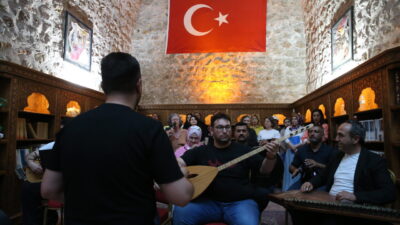 - Tokat'ta memur, işçi, ev hanımı, emekli, öğretmen ve öğrencilerden