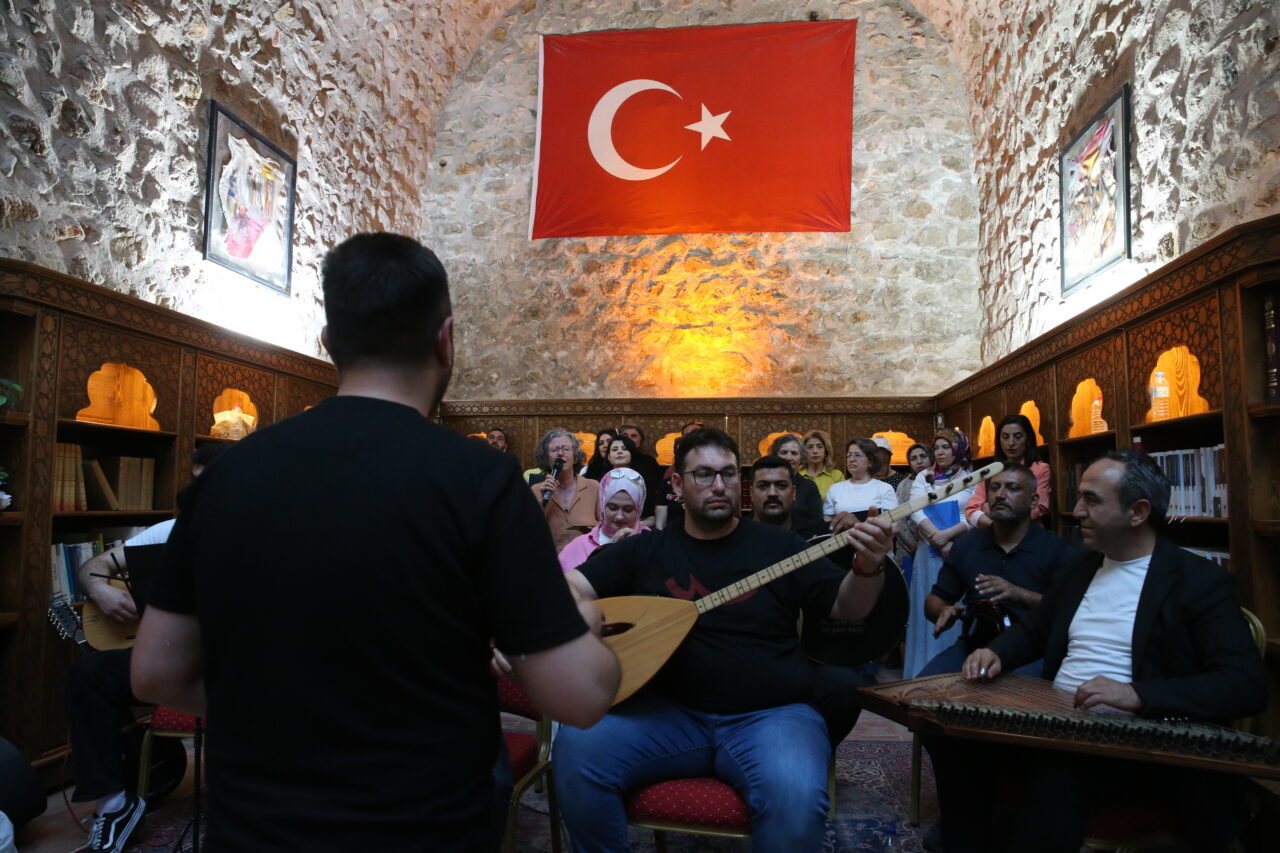 - Tokat'ta memur, işçi, ev hanımı, emekli, öğretmen ve öğrencilerden