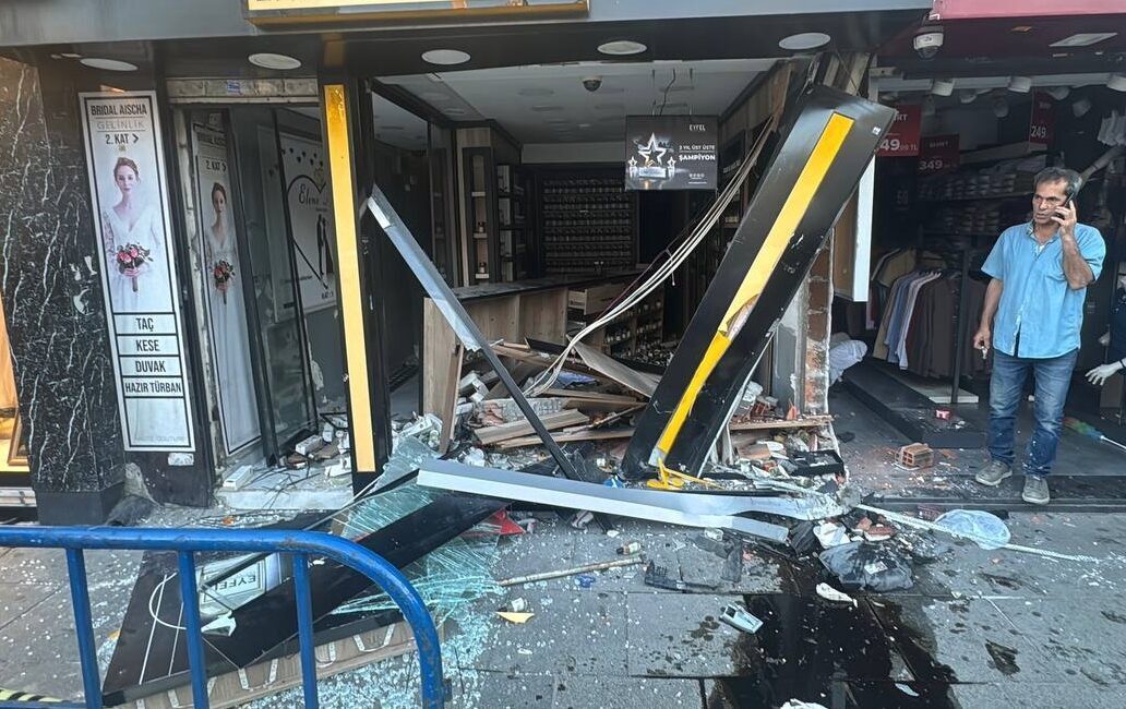 İSTANBUL (AA) – Fatih'te kontrolden çıkarak 2 iş yerine giren