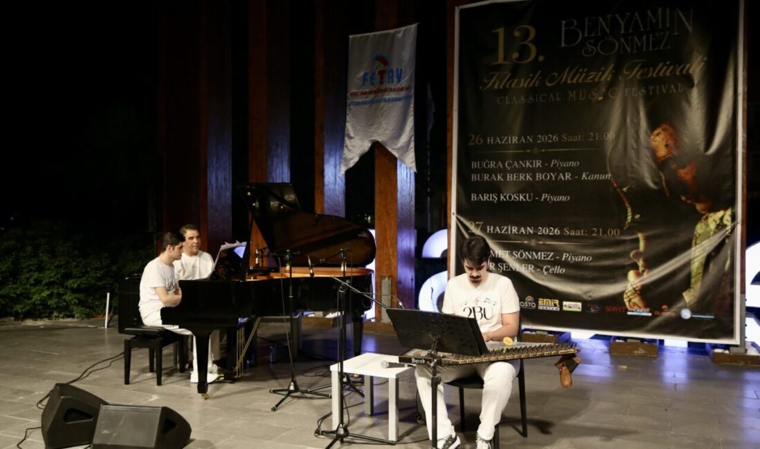 - Festivalin ilk gününde, ikisi de otizmli olan piyanist Buğra
