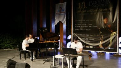 - Festivalin ilk gününde, ikisi de otizmli olan piyanist Buğra