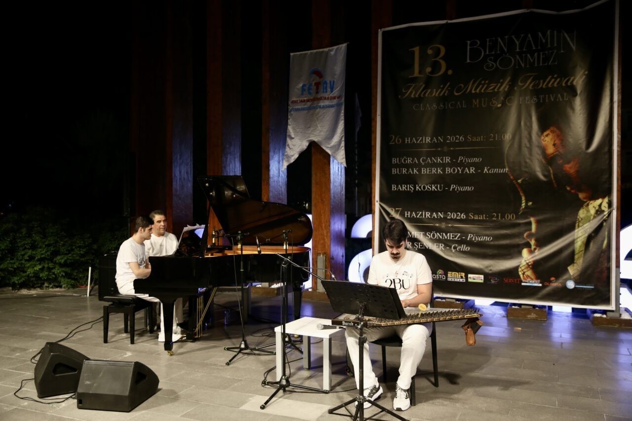 - Festivalin ilk gününde, ikisi de otizmli olan piyanist Buğra
