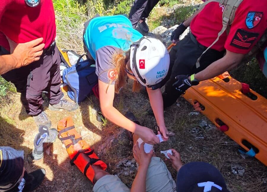 MUĞLA (AA) – Muğla'nın Fethiye ilçesinde yamaç paraşütünün ormanlık alana