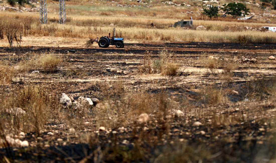 - İsrail askerleri, yangını söndürmeye çalışan Filistinlilere göz yaşartıcı gazla