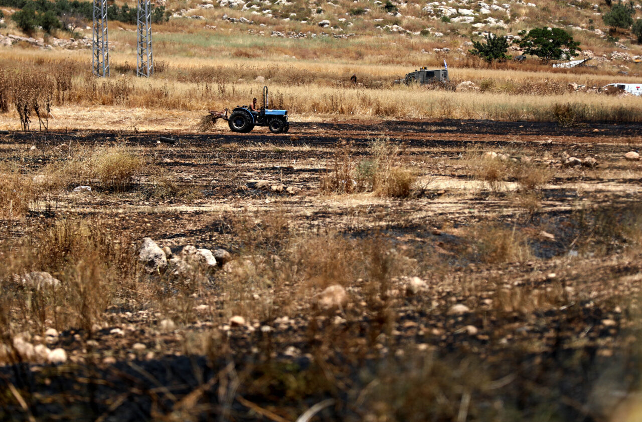 - İsrail askerleri, yangını söndürmeye çalışan Filistinlilere göz yaşartıcı gazla