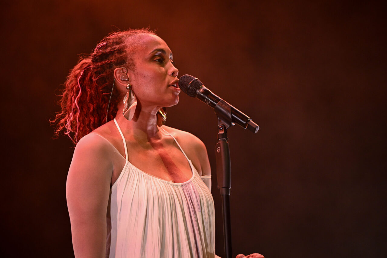 İSTANBUL (AA) – Soul müziğin güçlü seslerinden IMANY, "Women Deserve