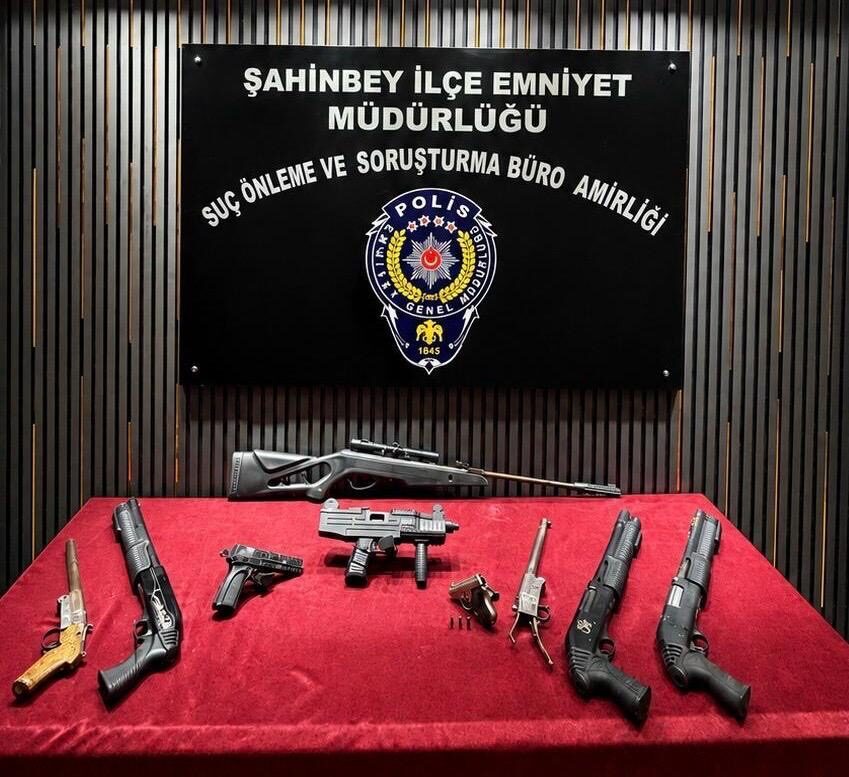 GAZİANTEP (AA) – Gaziantep'in Şahinbey ilçesinde düzenlenen silah kaçakçılığı operasyonunda