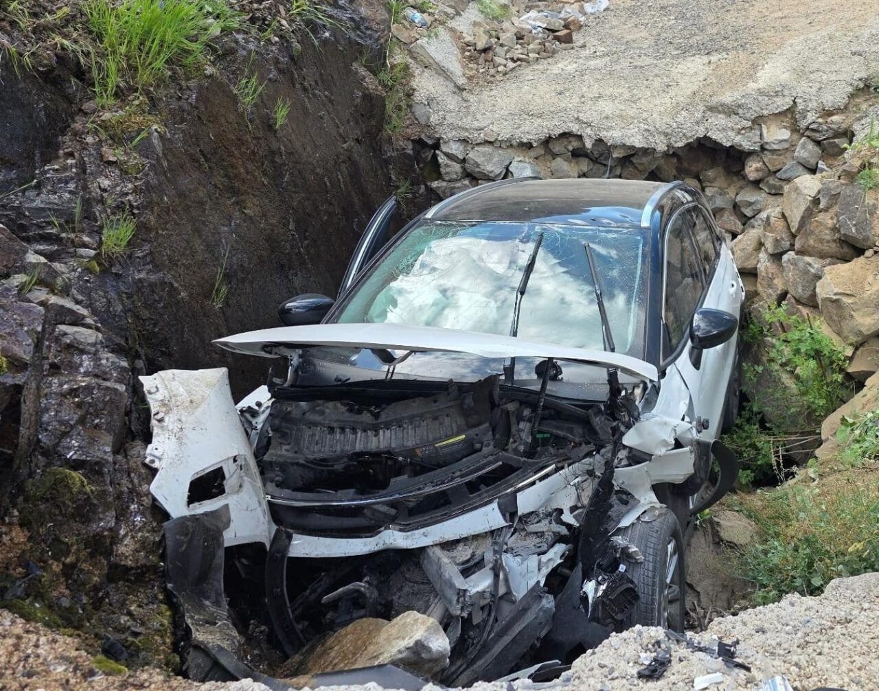 GİRESUN (AA) – Giresun'un Şebinkarahisar ilçesinde otomobilin kanala düşmesi sonucu