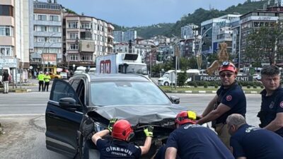 GİRESUN (AA) – Giresun'da iki otomobilin çarpıştığı kazada, Yeniden Refah