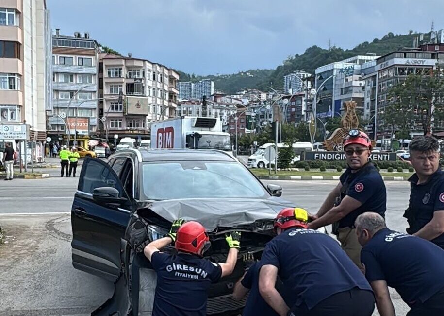 GİRESUN (AA) – Giresun'da iki otomobilin çarpıştığı kazada, Yeniden Refah