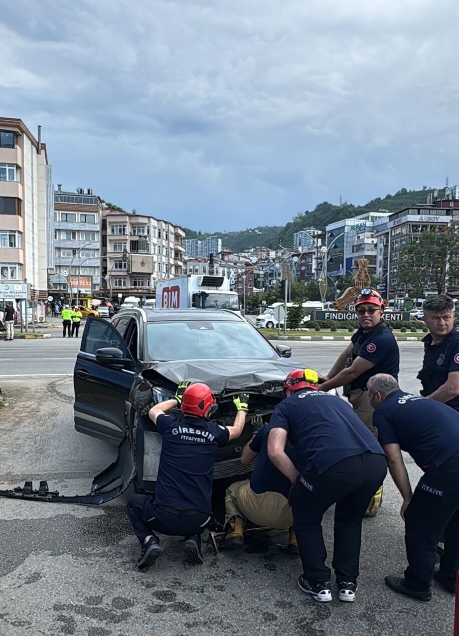 GİRESUN (AA) – Giresun'da iki otomobilin çarpıştığı kazada, Yeniden Refah