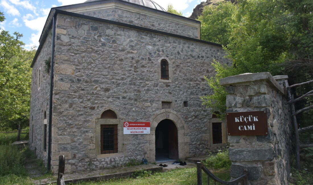 GÜMÜŞHANE (AA) – Gümüşhane'de restorasyonu tamamlanan tarihi Küçük Cami, 112