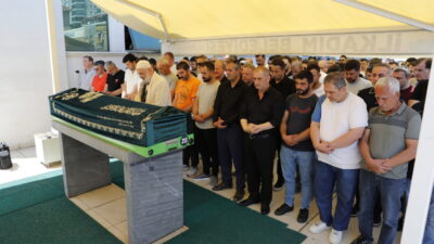 İŞÇİLERDEN BİRİNİN CENAZESİNİN DEFNEDİLMESİ EKLENDİ