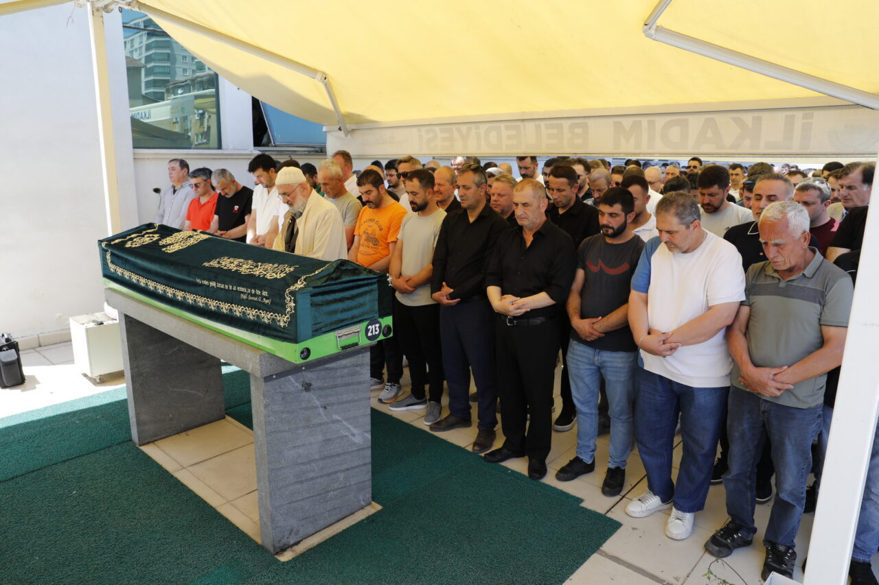İŞÇİLERDEN BİRİNİN CENAZESİNİN DEFNEDİLMESİ EKLENDİ