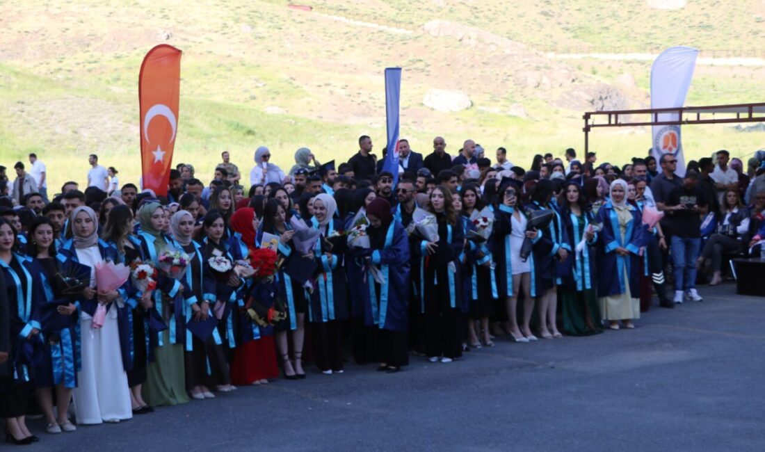 HAKKARİ (AA) – Hakkari Üniversitesi'nde 800 öğrenci, mezuniyet sevinci yaşadı.