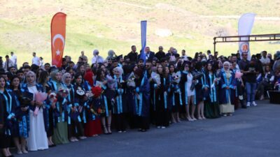 HAKKARİ (AA) – Hakkari Üniversitesi'nde 800 öğrenci, mezuniyet sevinci yaşadı.