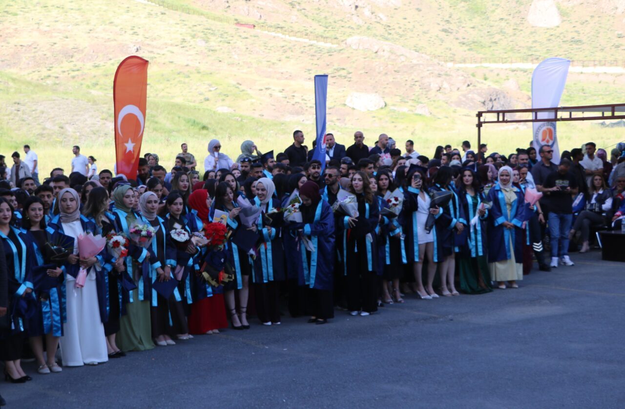 HAKKARİ (AA) – Hakkari Üniversitesi'nde 800 öğrenci, mezuniyet sevinci yaşadı.