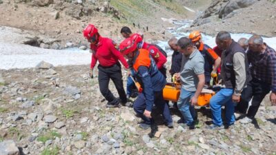 HAKKARİ (AA) – Hakkari'de ot toplamak için gittiği vadide kayalık