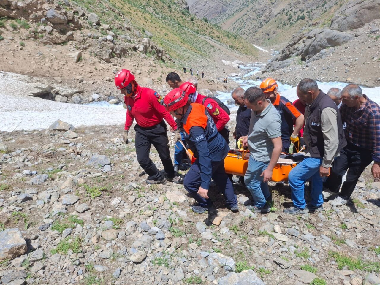 HAKKARİ (AA) – Hakkari'de ot toplamak için gittiği vadide kayalık