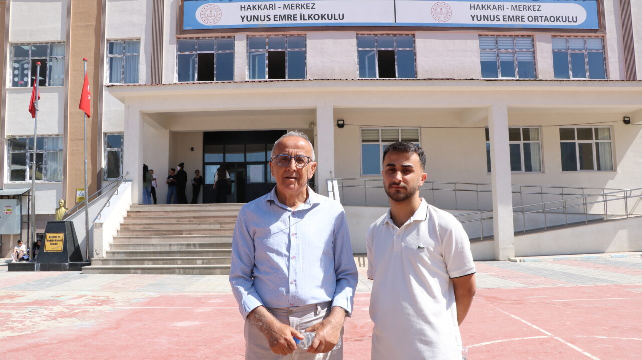 HAKKARİ (AA) – Hakkari'de yaşayan emekli sınıf öğretmeni Aziz Hatipoğlu,