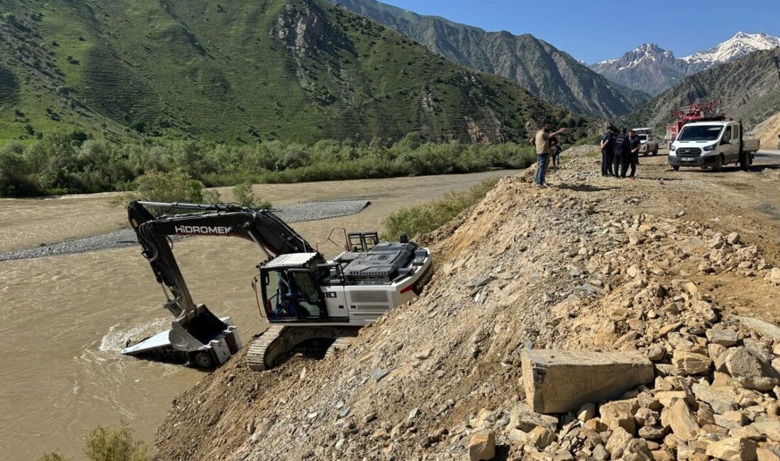 HAKKARİ (AA) – Hakkari'de Zap Suyu'na devrilen minibüsün sürücüsü, bölgede