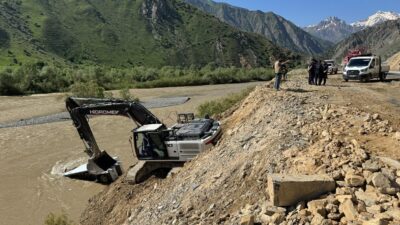 HAKKARİ (AA) – Hakkari'de Zap Suyu'na devrilen minibüsün sürücüsü, bölgede