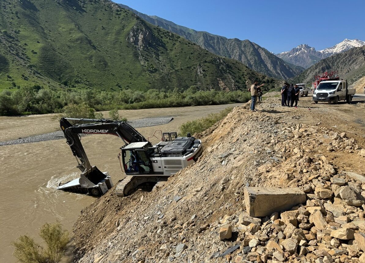 HAKKARİ (AA) – Hakkari'de Zap Suyu'na devrilen minibüsün sürücüsü, bölgede