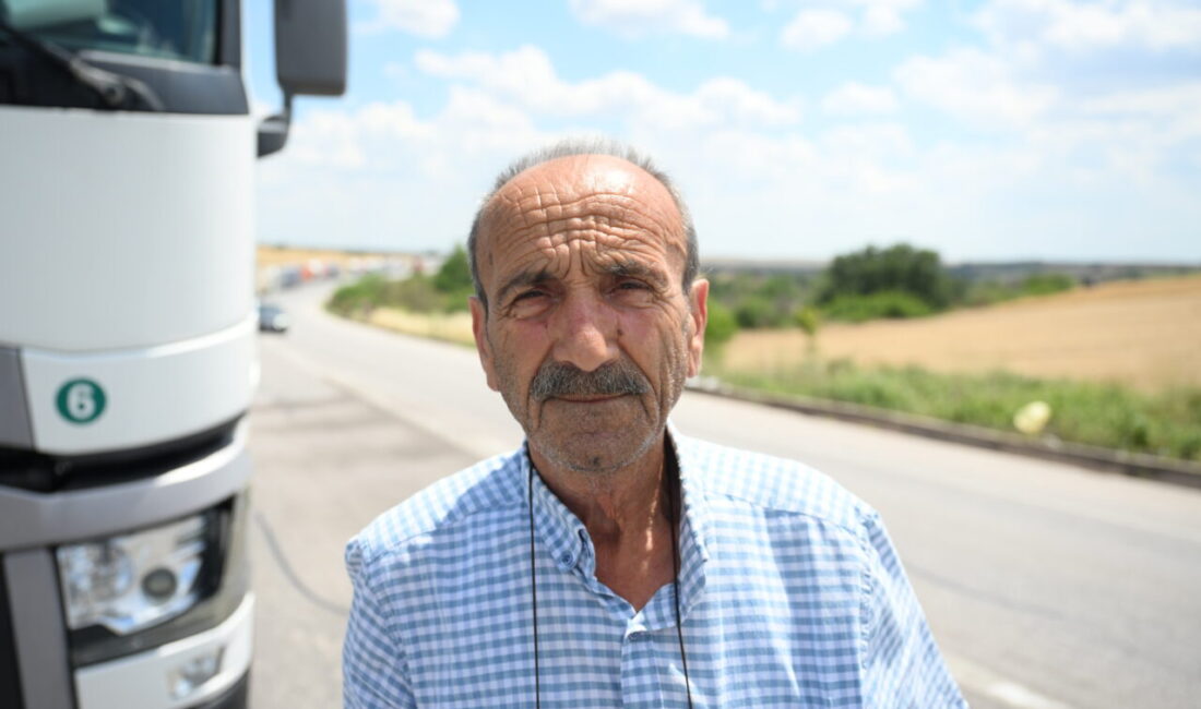 EDİRNE (AA) – Hamzabeyli Sınır Kapısı'ndan yurt dışına çıkmak üzere