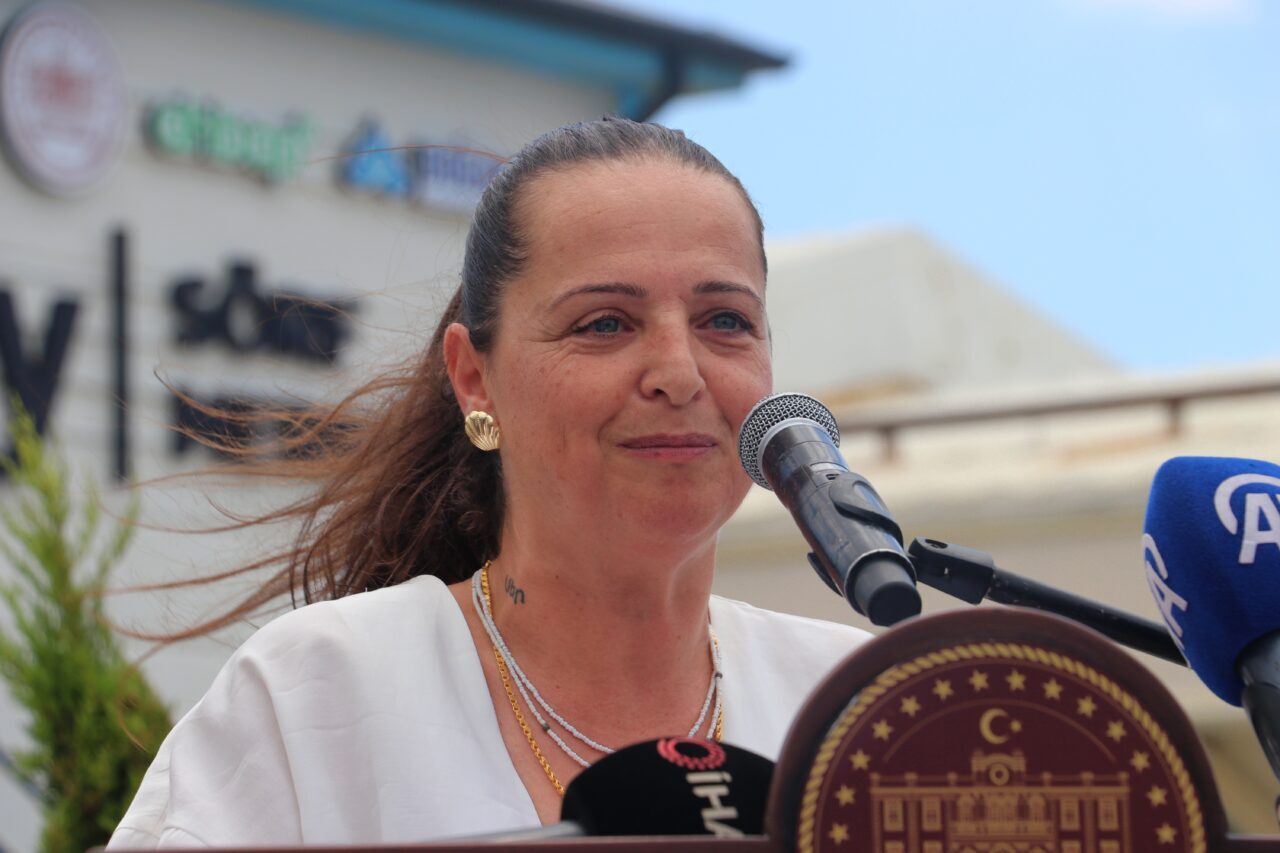 HATAY (AA) – Hatay'da, depremzede çocuk ve gençlerin denizle yeniden