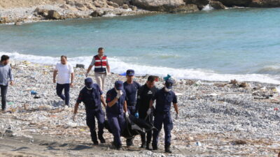 HATAY (AA) – Hatay'ın İskenderun ilçesinde denizde erkek cesedi bulundu.