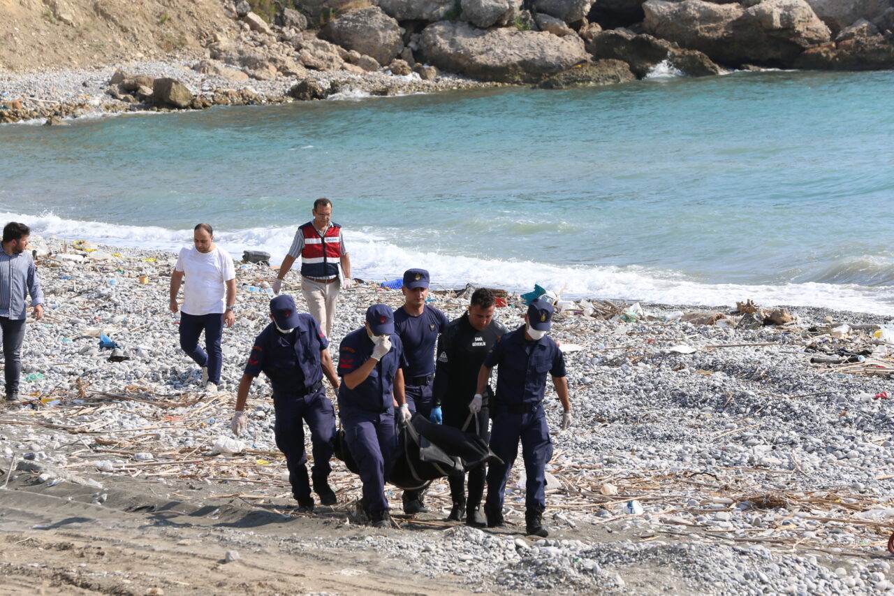 HATAY (AA) – Hatay'ın İskenderun ilçesinde denizde erkek cesedi bulundu.