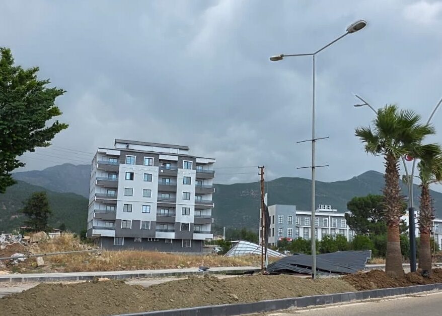 HATAY (AA) – Hatay'ın Hassa ilçesinde fırtına nedeniyle bazı binaların