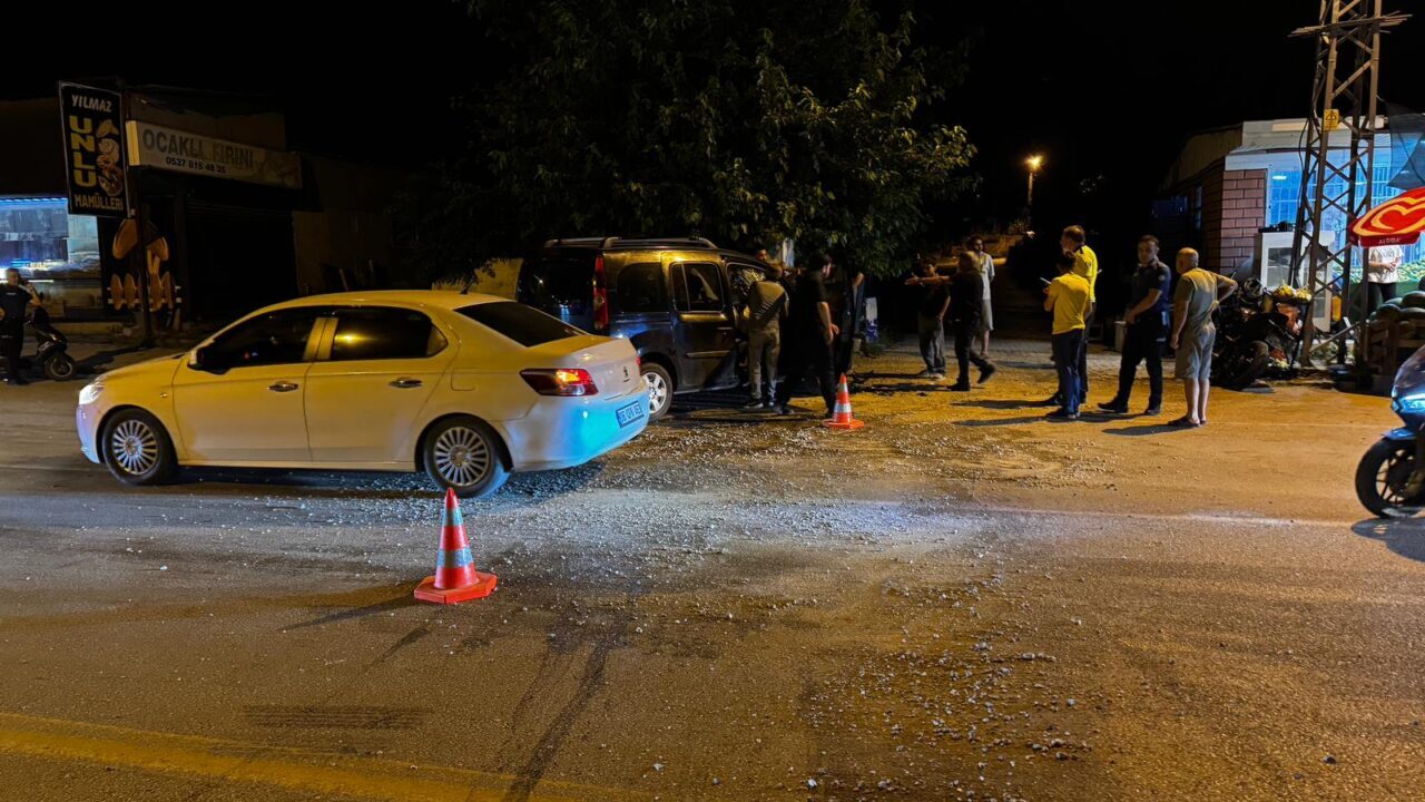HATAY (AA) – Hatay'ın Dörtyol ilçesinde hafif ticari araç ile