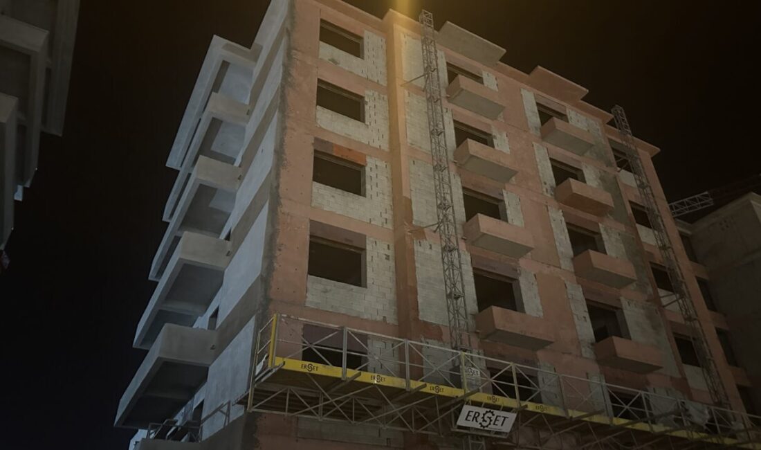 HATAY (AA) – Hatay'ın Arsuz ilçesinde inşaattan düşen işçi hayatını