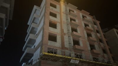 HATAY (AA) – Hatay'ın Arsuz ilçesinde inşaattan düşen işçi hayatını